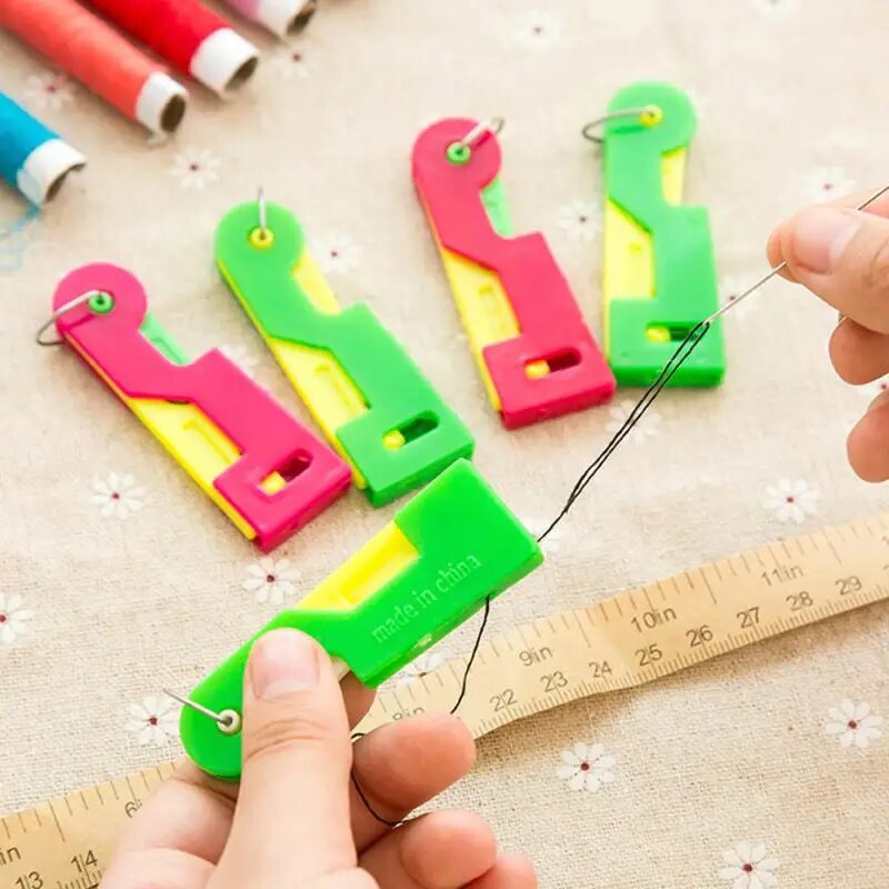 Įrankis siūlui į adatą įverti (5 vnt.) - Originalu-pigu