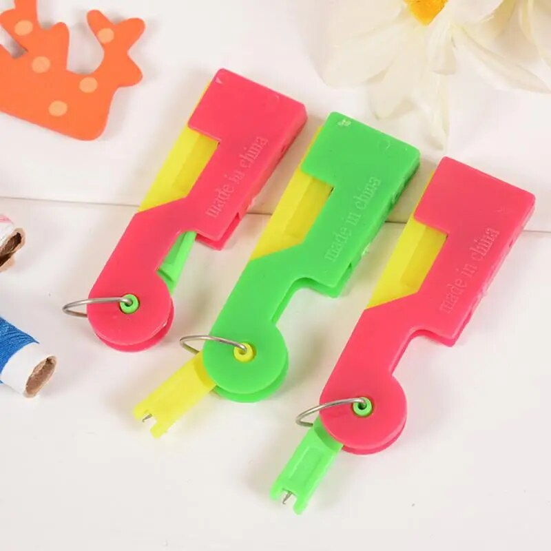 Įrankis siūlui į adatą įverti (5 vnt.) - Originalu-pigu