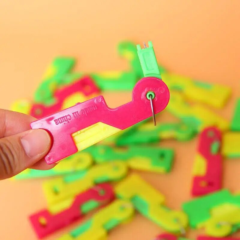 Įrankis siūlui į adatą įverti (5 vnt.) - Originalu-pigu