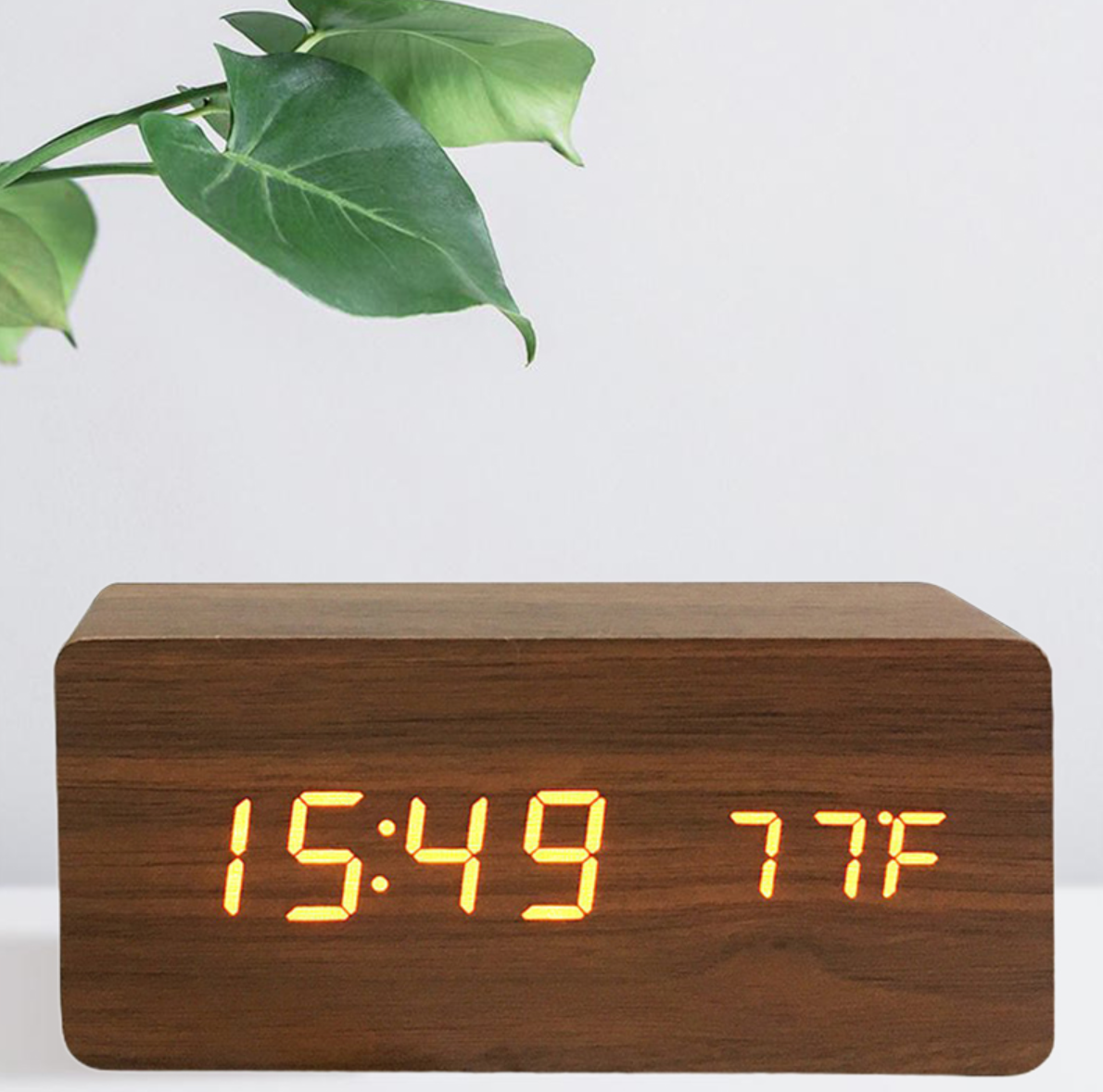 LED medinis skaitmeninis laikrodis