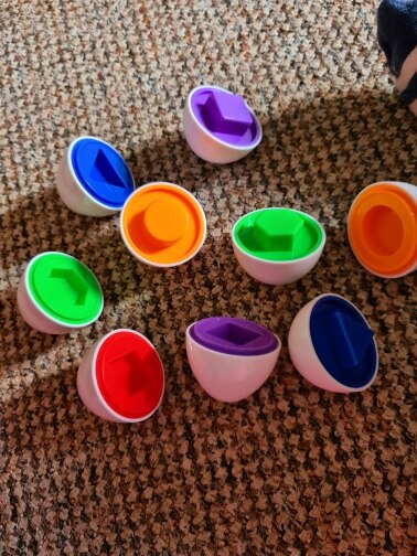 Lavinamasis geometrinių formų kiaušinių žaidimas vaikams