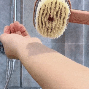 Masažuojantis vonios šepetys su ilga rankena